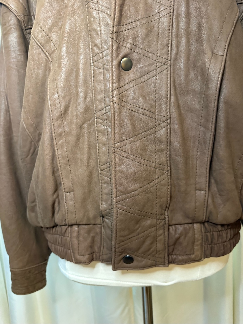Men's Brown Leather Bomber Jacket - Rugged Quilted Panel Design - Picture 4 of 15